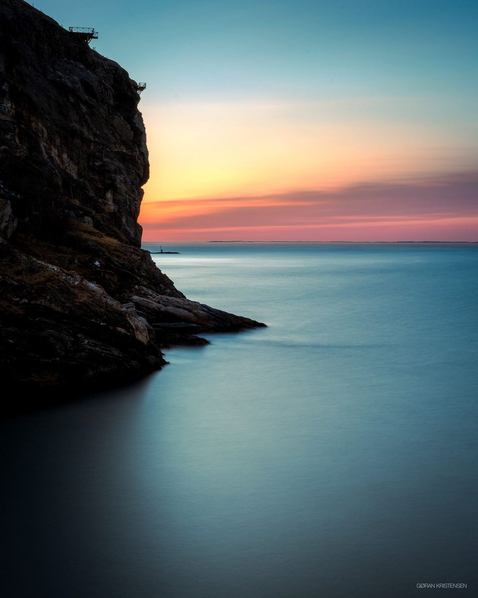 Bratt klippe med utsiktsplattformer over havet ved solnedgang