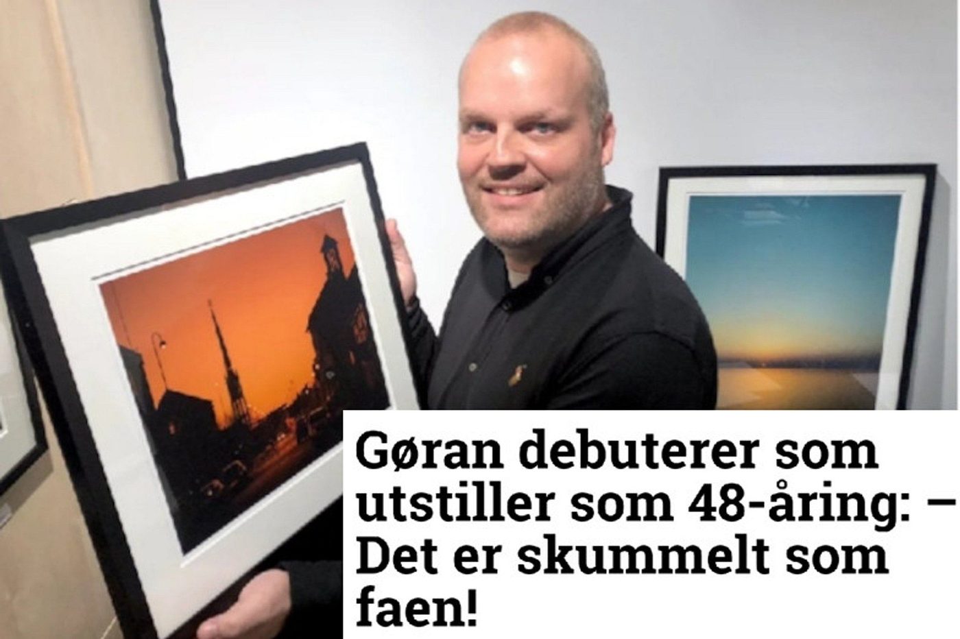Avisoppslag med bilde av Gøran som holder et innrammet fotografi på en utstilling, og en overskrift om utstillingsdebuten hans